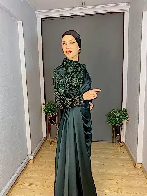 Zümrüt Tesettür Saten Üst Kol Detaylı Abiye Elbise