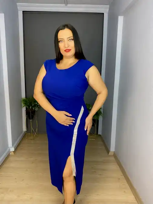 Sax Büyük Beden Esnek Kumaş Yan Şerit Taşlı Kısa Abiye Elbise