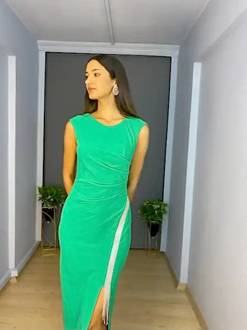 Yeşil Ön Drapeli Yan Sarkaç Şerit Taş Detaylı Sıfır Kol Kısa Abiye Elbise