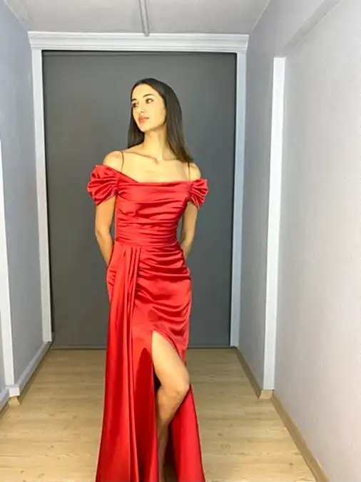 Kırmızı Saten Kayık Yaka Yırtmaçlı Uzun Abiye Elbise