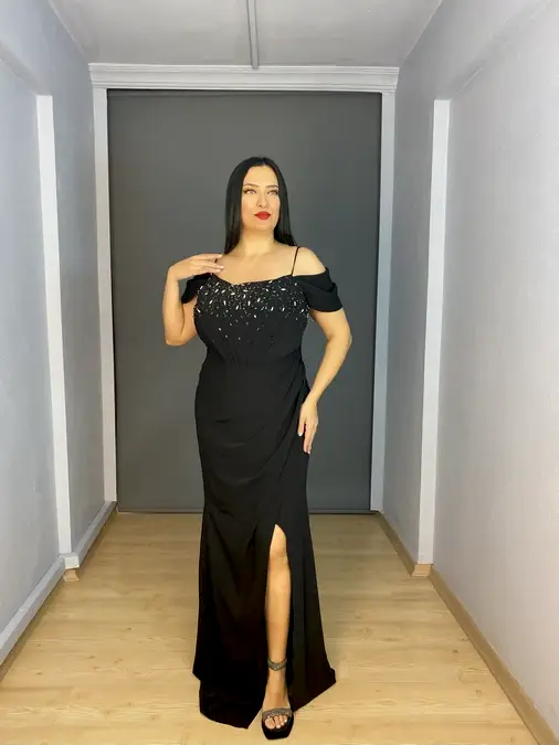 Siyah Büyük Beden Madonna Yaka Yaka Taş Detaylı Yırtmaçlı Abiye Elbise