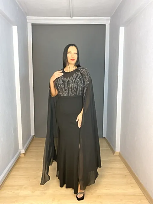 Siyah Büyük Beden Pelerin Kollu Taşlı Yırtmaçlı Abiye Elbise