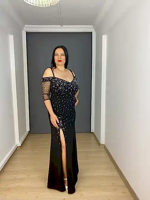 Siyah Büyük Beden Kayık Yaka Taş İşli Yırtmaçlı Uzun Abiye Elbise 