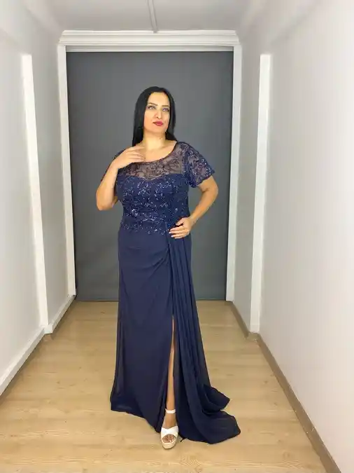Lacivert Büyük Beden Yarım Kollu Yırtmaçlı Üst Güpürlü Uzun Abiye Elbise