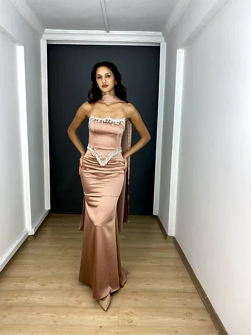 Tarçın Saten Straplez Taş İşlemeli Ön Drapeli Balık Abiye Elbise