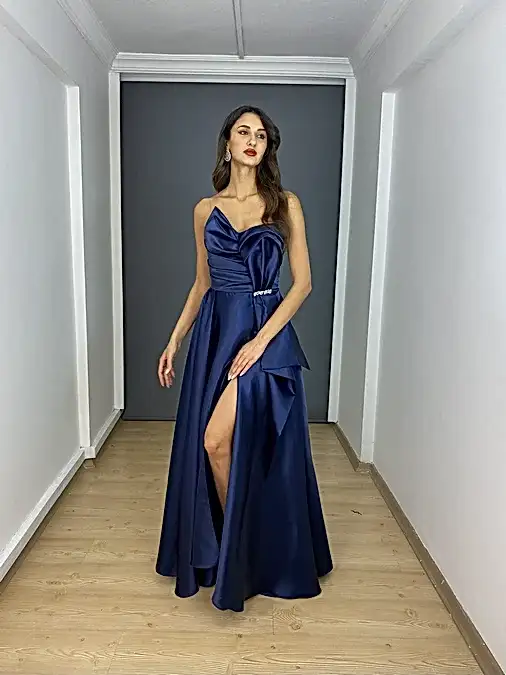 Beyaz Organze Saten Straplez Broş Detaylı Yırtmaçlı Uzun Abiye Elbise