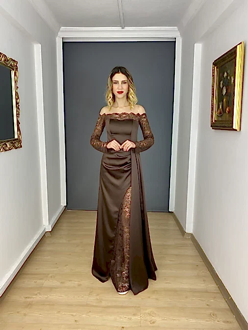 Kahverengi Saten Kayık Yaka Dantel Uzun Kollu Uzun Abiye Elbise