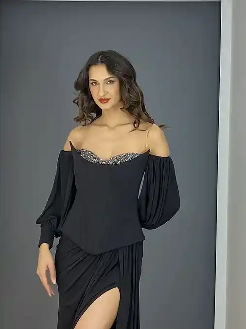 Siyah Straplez Kollu Yırtmaçlı Sırtı Bağlamalı Uzun Abiye Elbise