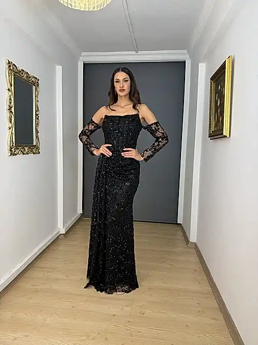 Siyah Straplez Ön Drapeli Portatif Kollu Pullu Uzun Abiye Elbise