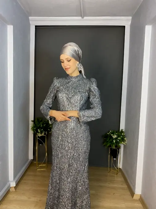  Gri Tesettür Yaka Kol Detayı Sarkaç Boncuklu Simli Uzun Abiye Elbise