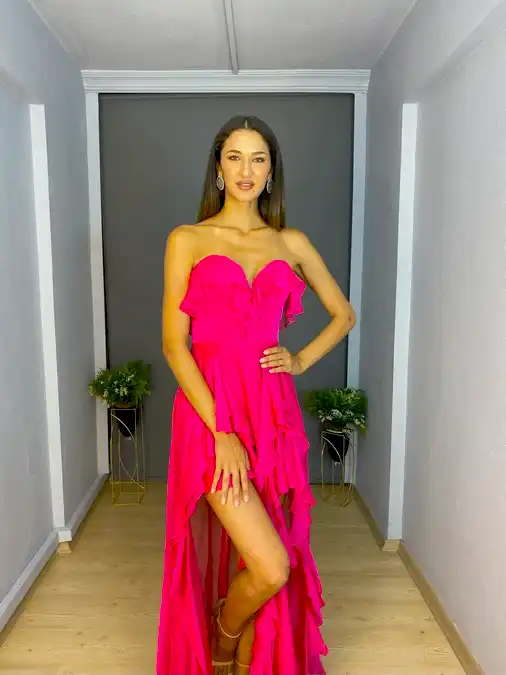 Pembe Kalp Yaka Volanlı Bacak Dekolteli Şifon Abiye Elbise