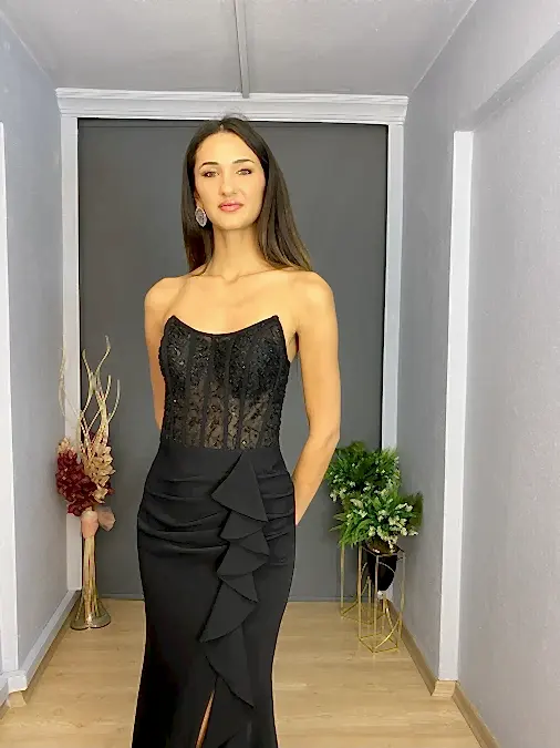 Siyah Straplez Üst Transparan Ön Drape Yırtmaç Detaylı Uzun Abiye Elbise