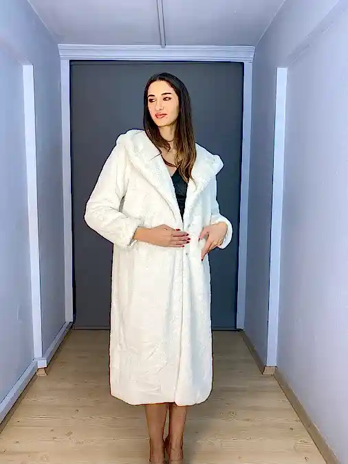 Ekru Peluş Kürk Kapşonlu Cep Detaylı Oversize Kaban