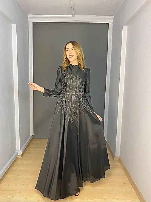 Siyah Tesettür Dik Yaka Ön Taş Geçişli Kloş Abiye Elbise