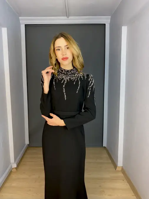 Siyah Tesettür Dik Yaka Taş Detaylı Balık Abiye Elbise 