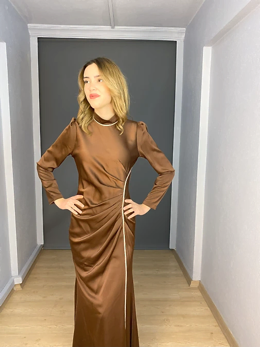 Kahverengi Tesettür Saten Drape Yan Şerit Taş Detaylı Abiye Elbise