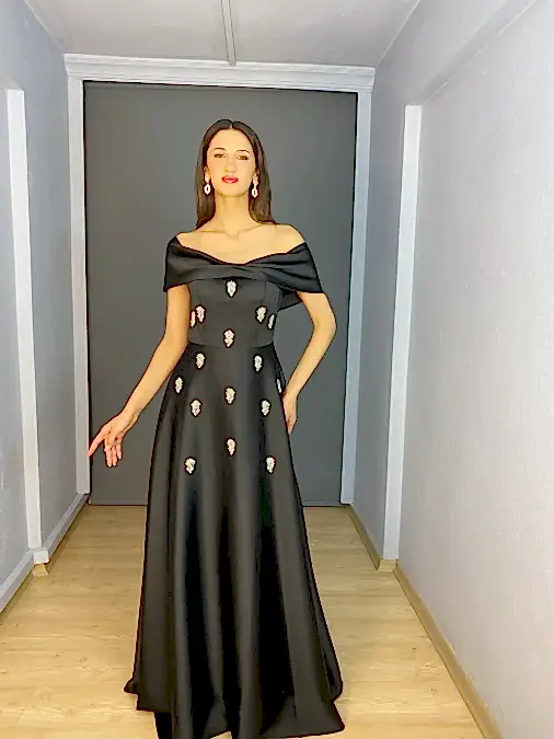 Siyah Saten Madonna Kelebek Yaka Ön Taş Detaylı Uzun Abiye Elbise