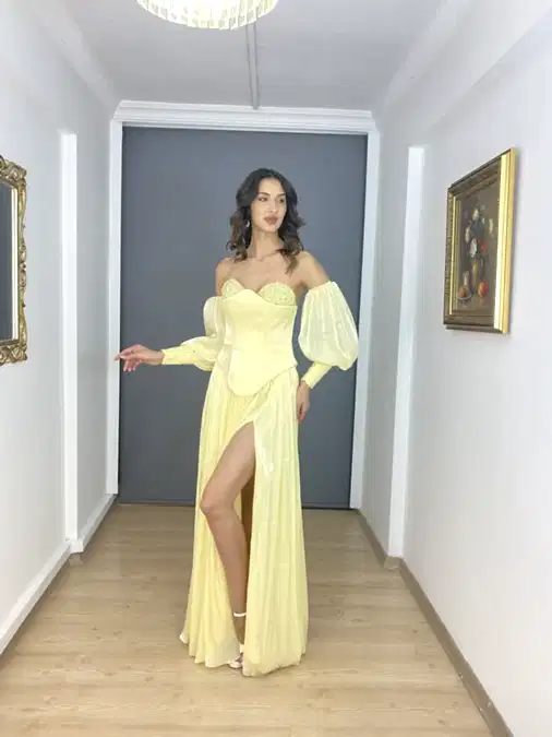 Sarı Straplez Yaka Taşlı Yırtmaçlı Kollu Uzun Abiye Elbise