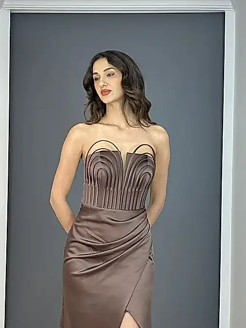 Kahverengi saten Ön Ön Drape Yırtmaçlı Uzun Abiye Elbise