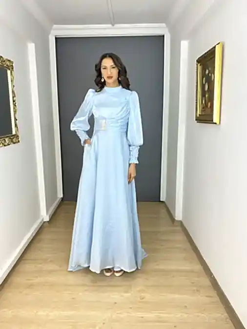 İnci Tesettür Dik Yaka Organze Saten Kol Detaylı Cepli Abiye Elbise