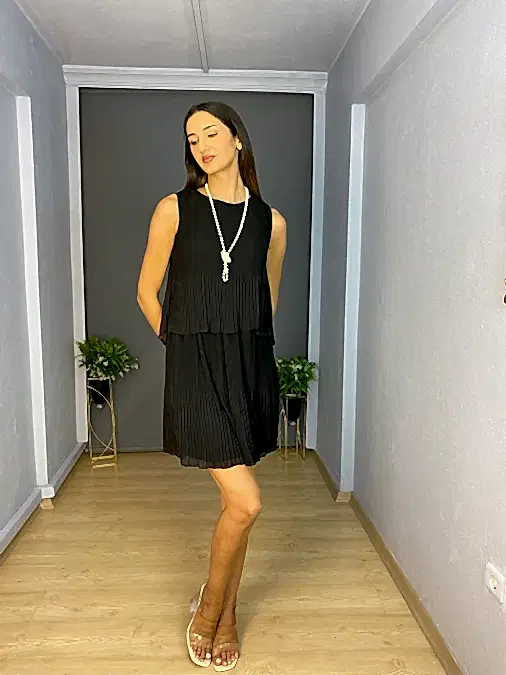 Siyah Plise Şifon İnci Kolyeli Kısa Abiye Elbise