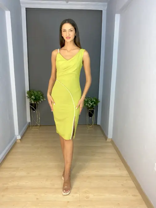 Fıstık Yeşili Ön Drapeli Yan Parlak Şerit  Detaylı Kısa Abiye Elbise