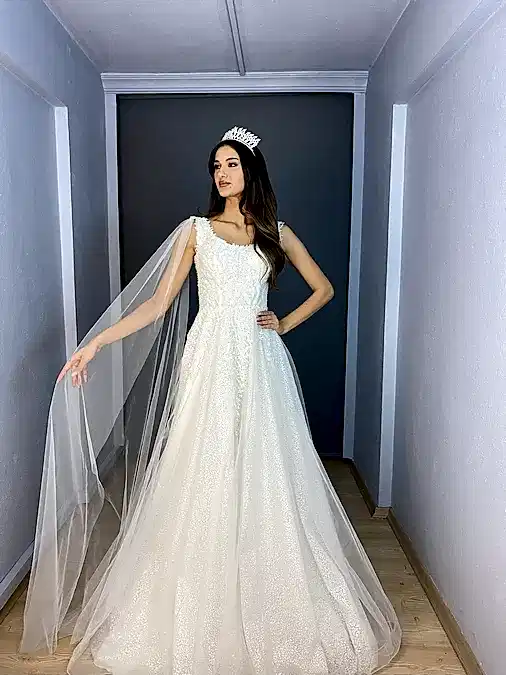 Beyaz Helen Sırt V Yoğun İşli Tek Kol Pelerin Detaylı Kuyruklu Gelinlik
