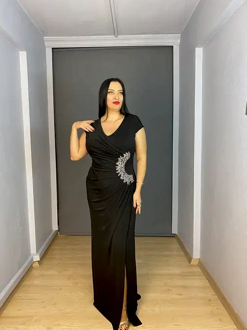 Siyah Büyük Beden V Yaka Yırtmaçlı Yan Taş Detaylı Uzun Abiye Elbise