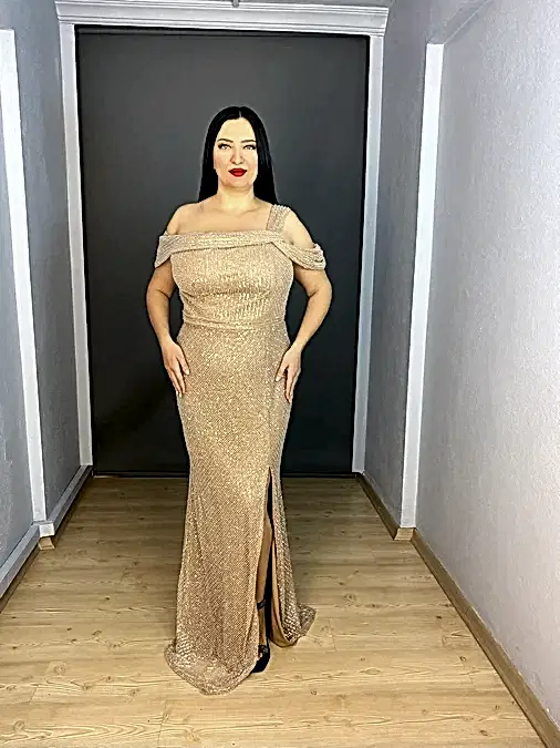 Koyu Gold Büyük Beden Kayık Yaka Yırtmaçlı Uzun Abiye Elbise