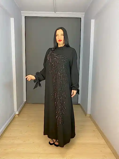 Siyah Tesettür Büyük Beden Balon Kollu Ön İş Detaylı Abiye Elbise