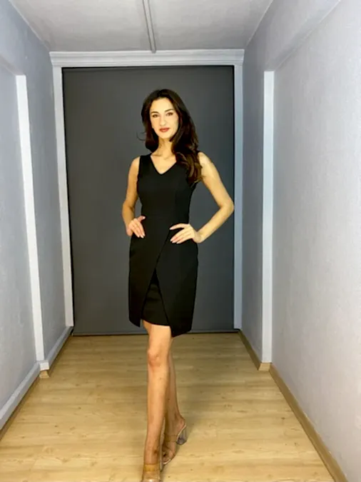 Siyah V Yaka Ön Detaylı Kısa Abiye Elbise