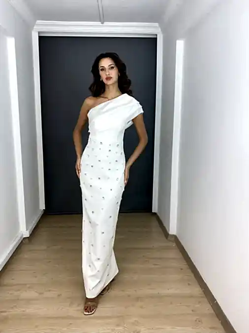 Beyaz Tek Omuz Ön Taş Baskılı Arka Yırtmaç Detaylı Uzun Abiye Elbise