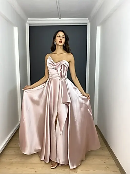 Pudra Organze Saten Straplez Broş Detaylı Yırtmaçlı Uzun Abiye Elbise