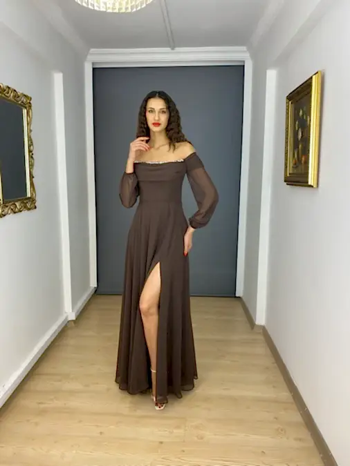 Beyaz Şifon Kayık Yaka Uzun Kollu Yaka Taş Detaylı Uzun Abiye Elbise