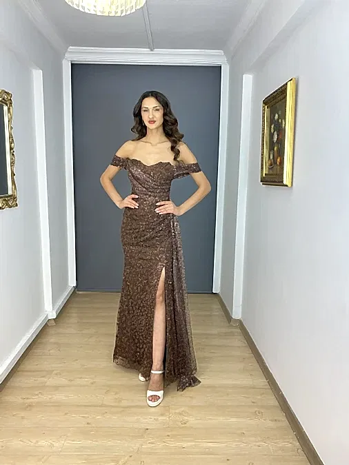 Kahverengi Kayık Yaka Simli Payet Yırtmaçlı Uzun Abiye Elbise