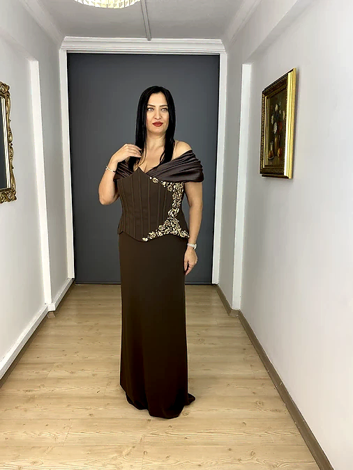 Kahverengi Büyük Beden Madonna Yaka Korsajlı Yan Taş İşli Uzun Abiye Elbise