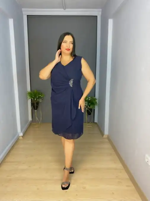 Lacivert Büyük Beden Yan Aksesur Drape Detaylı Şifon Kısa Abiye Elbise