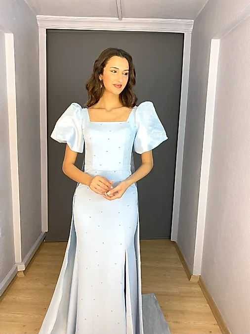 Bebe Mavisi Kare Yaka Karpuz Kollu İnci Baskılı Yırtmaçlı Uzun Abiye Elbise