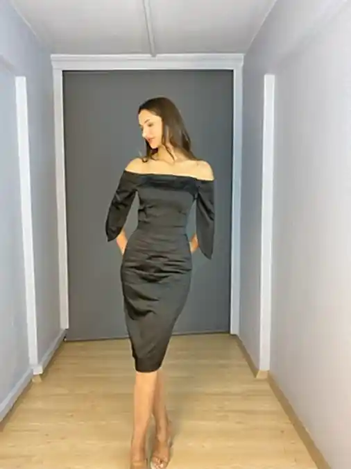 Siyah Saten Kayık Yaka Kol Detaylı Kalem Kısa Abiye Elbise