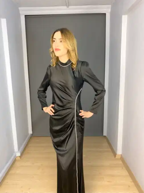 Siyah Tesettür Saten Drape Yan Şerit Taş Detaylı Abiye Elbise