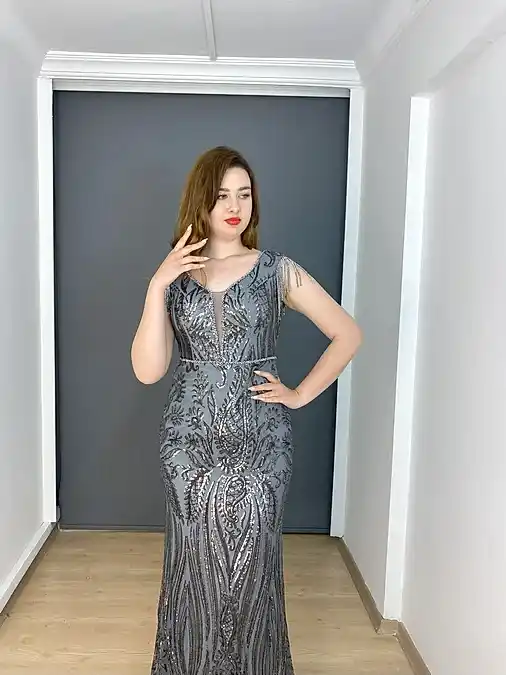 Gri Büyük beden V Yaka İşlemeli Kol Boncuk Detaylı Uzun Abiye Elbise 