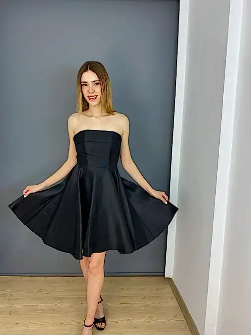 Beyaz Saten Straplez Kloş Kısa Abiye Elbise