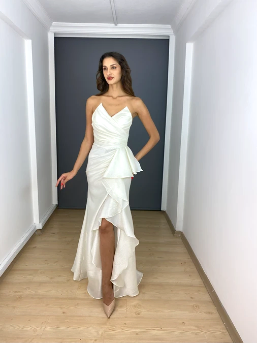 Beyaz Straplez Ön Drape Yırtmaç Detaylı Uzun Abiye Elbise