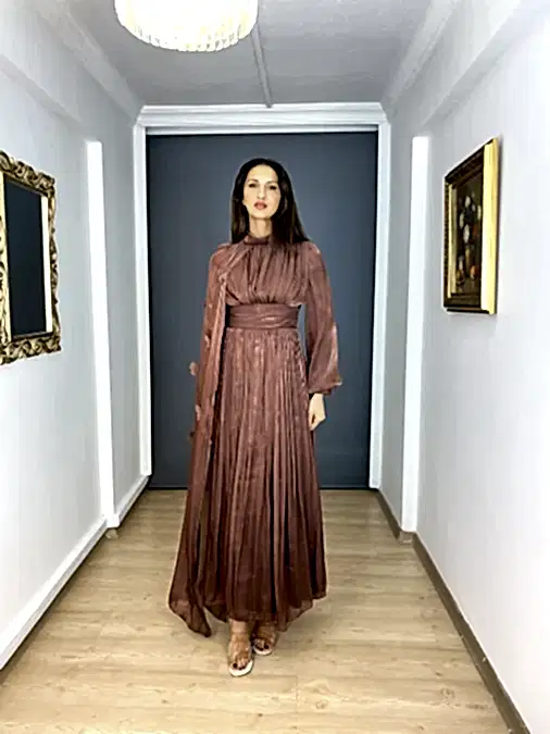 Kahverengi Tesettür Dik Yaka Omuz Pelerin Detaylı Uzun Abiye Elbise