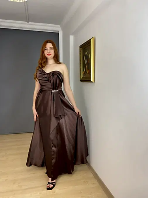 Kahverengi Organze Saten Straplez Broş Detaylı Yırtmaçlı Uzun Abiye Elbise
