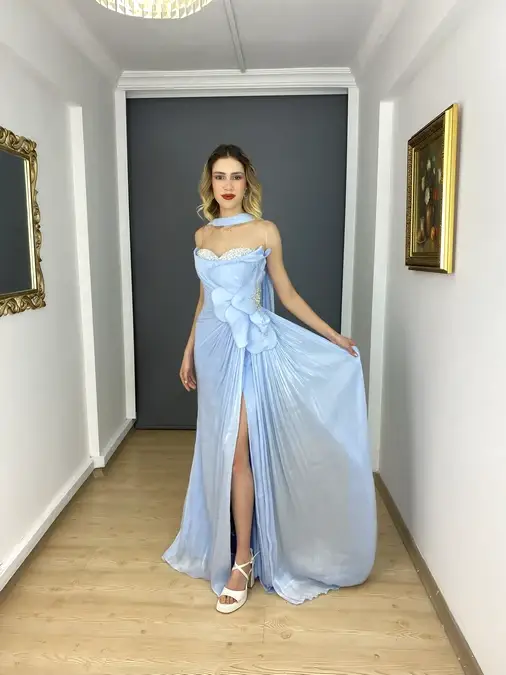 Bebe Mavisi Straplez Yaka Taşlı Yan Çiçek Detaylı Yırtmaçlı Uzun Abiye Elbise