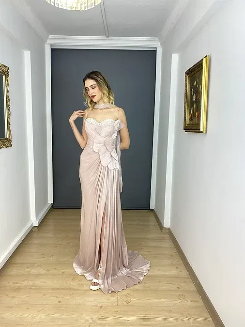 Bebe Mavisi Straplez Yaka Taşlı Yan Çiçek Detaylı Yırtmaçlı Uzun Abiye Elbise