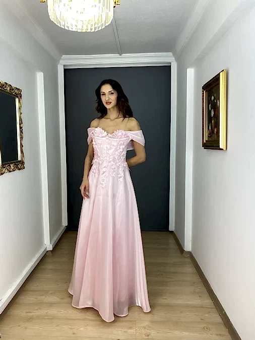Pembe Kayık Yaka Çicek Detaylı Organze Saten Uzun Abiye Elbise
