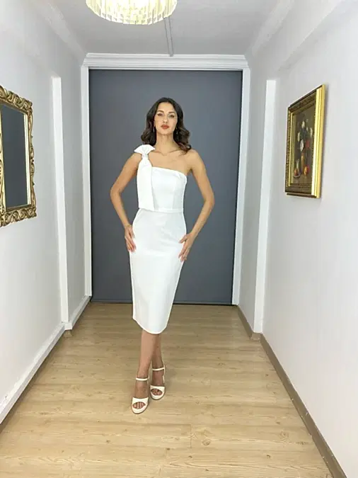 Beyaz Tek Askı Omuz Detaylı Kısa Abiye Elbise