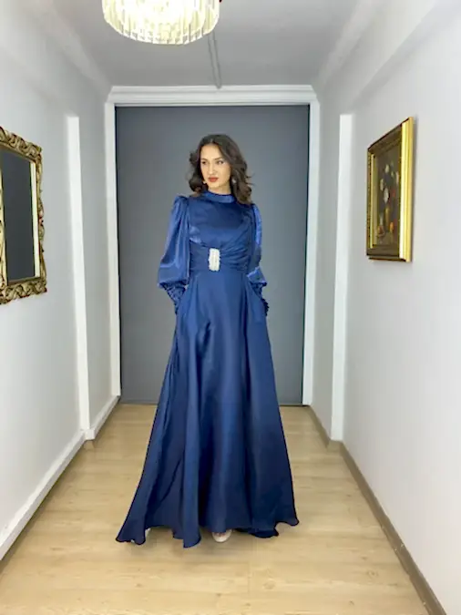 İnci Tesettür Dik Yaka Organze Saten Kol Detaylı Cepli Abiye Elbise